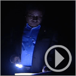 بالفيديو:إعلامي مصري يقدم برنامجه في الظلام تضامنًا مع الأهالي بانقطاع الكهرباء