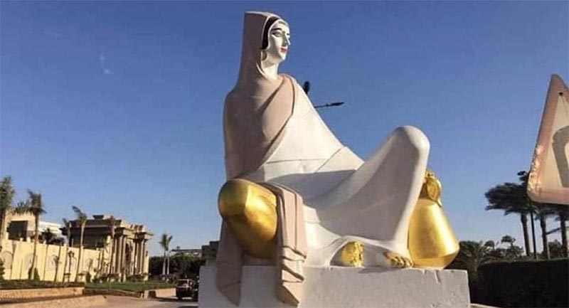 أحمر شفاه وركبة عارية.. تمثال ''مشوّه'' يثير الاستياء في مصر