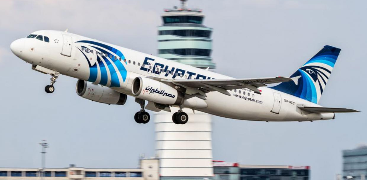 Une famille égyptienne a failli rater l’avion d’Egyptair mais une hôtesse est intervenue…