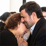 La mère de Chavez, en pleurs, dans les bras d’Ahmadinejad : Les Iraniens s’indignent