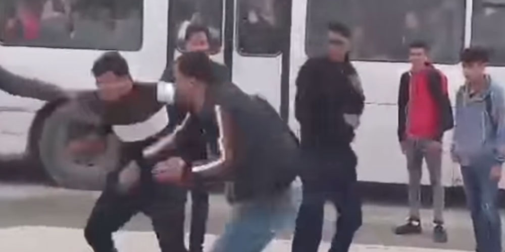 فيديو صادم : سائق حافلة يعتدي بالعنف الشديد على تلميذ 