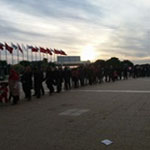 التونسيون يقفون في صفّ طويل أمام معرض الأثاث بالكرم