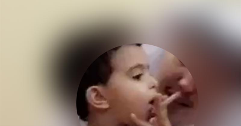 فيديو صادم: أب يضع السيجارة بفم طفل الثلاثة أعوام