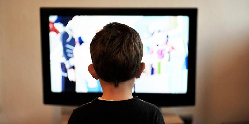 Un enfant qui passe trop de temps devant les écrans aura le cerveau affecté 