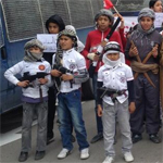 En vidéo : Banderoles autour de la tête, ''mains armées'', des enfants célèbrent la fête des martyrs 