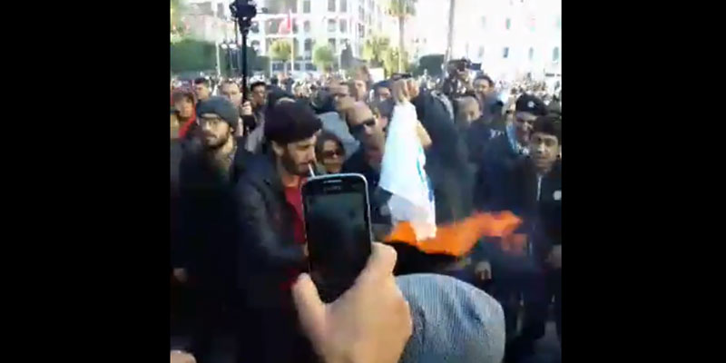 Des manifestants brûlent un drapeau du mouvement Ennahdha à l’Avenue Habib Bourguiba 