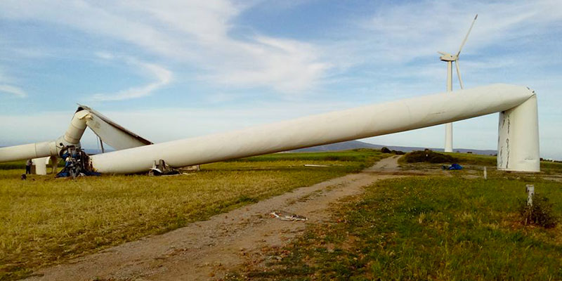 En photos : Chute d’une éolienne à cause de vents violents à El Haouaria