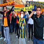 Les supporters du Galatasaray, de Fenerbahçe et Besiktas unis contre Erdogan