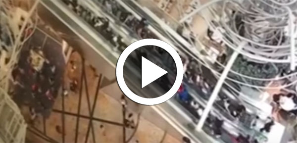 بالفيديو: سلَّمٌ كهربائي بطول 15 متراً يغيِّر اتجاهه فجأة