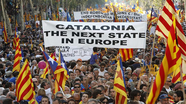 Des milliers de manifestants poussent un cri de colère en Catalogne 
