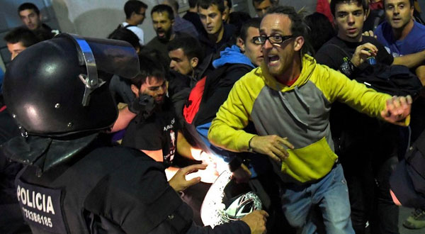 الشرطة الإسبانية تعتقل مسؤولين وتداهم مكاتب الحكومة في كاتالونيا