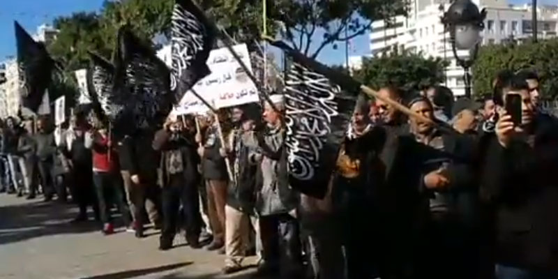 En vidéo : Des étendards noirs et des 'Takbir' lors de la manifestation de Hizb ut-Tahrir à l’avenue Habib Bourguiba 