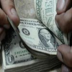 أعادوا 40 ألف دولار عثروا عليها بأريكة قديمة