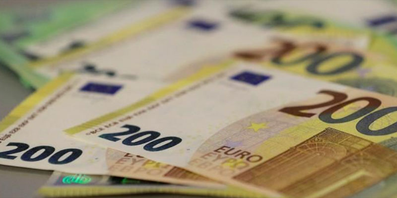 اليورو عالق قرب أقل سعر في 7 أسابيع بفعل قلق ميزانية إيطاليا