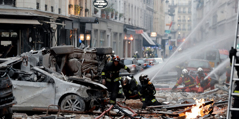 Forte explosion à Paris, le bilan humain est ''lourd'' et ''grave''