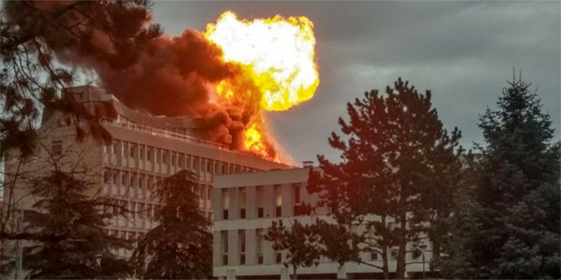 Explosion de bouteilles de gaz sur le toit d'une université en France, trois blessés