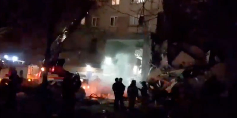 En vidéo : Au moins 3 morts dans une explosion due au gaz dans un immeuble résidentiel en Russie 