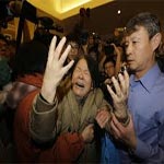 أقارب ضحايا الطائرة الماليزية المنكوبة يتظاهرون أمام سفارة ماليزيا في بكين