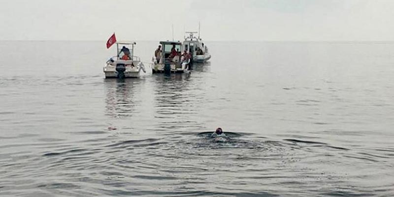 Faten Ghattas parcourt la distance Sfax-Kerkennah à la nage