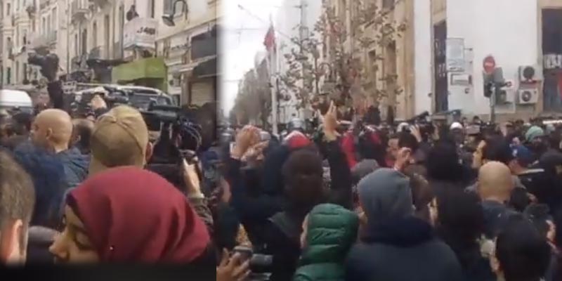 شباب حملة ''فاش نستناو؟'' يواصلون التظاهر أمام مقر ولاية تونس