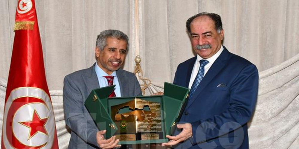 Kamel Fekih reçoit l’écusson du Conseil des ministres arabes de l’Intérieur