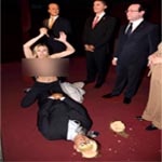 Une Femen s'en prend à la statue de Poutine au musée Grévin