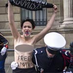 Les Femen ex-prisonnières en Tunisie manifestent aux champs Elysées