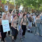 Toulouse : Des féministes manifestent seins nus suite à l’arrestation d’une Femen 