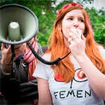 Devant l’ambassade de Tunisie à Paris : Les Femen manifestent… habillées 