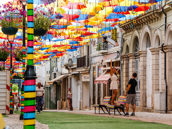 صورة اليوم: بين مهرجان المظلات في البرتغال ومهرجان المظلات في تونس...الفرق واضح