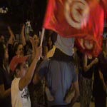 Vidéo: Des Tunisiens fêtent la chute de Morsi devant l’ambassade Égypte en Tunisie