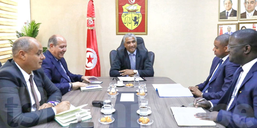 عاجل : وفد عن الفيفا والكنفدرالية الإفريقية لكرة القدم في مقر وزارة الرياضة