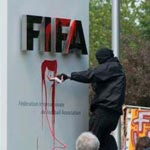 En photo : Des manifestants ont saccagé la façade du siège de la FIFA