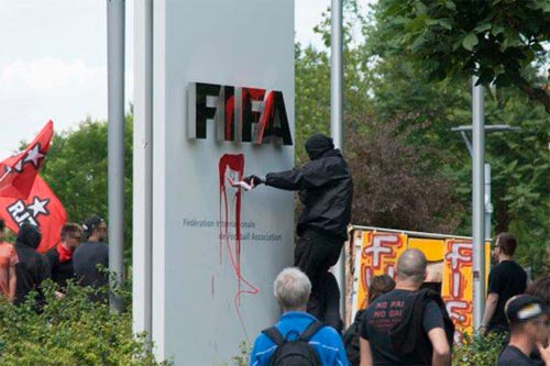 fifasiegesaccage-160614-v.jpg