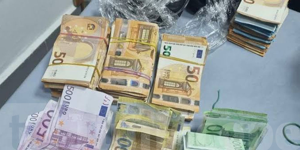 في رأس جدير...حجز 135 ألف يورو و25 كيلوغرامًا من الذهب داخل سيارة جزائرية