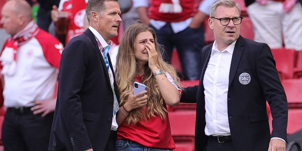 أغمي عليه في المباراة..بكاء وانهيار زوجة إيريكسن