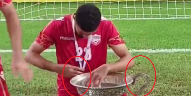بالفيديو: لاعبو المنتخب البحريني يكسرون الكأس أثناء احتفالهم