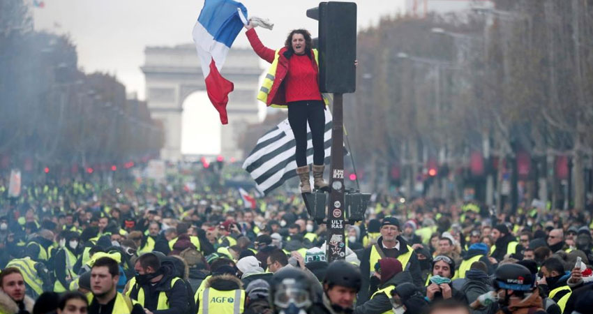 نحو ألفي متظاهر من حركة السترات الصفراء يتجمعون في باريس