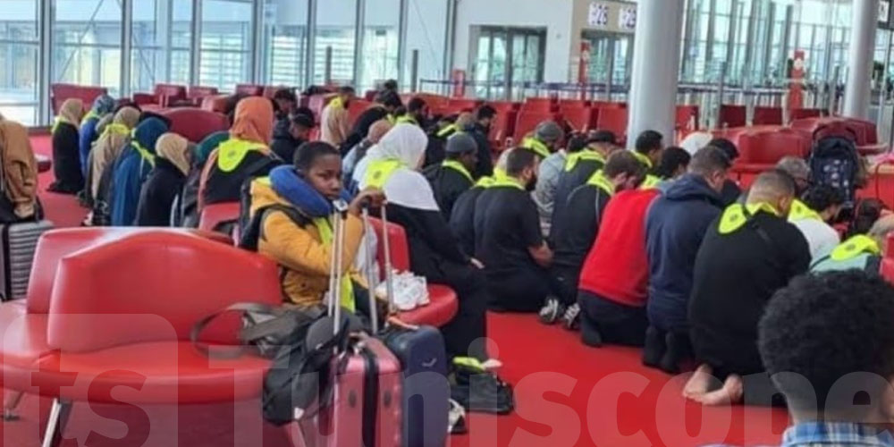 باريس : مسلمون يؤدون صلاة جماعية في مطار شارل ديغول