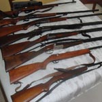 Démantèlement d’un réseau international de trafic d’armes et saisie de 110 fusils de chasse 