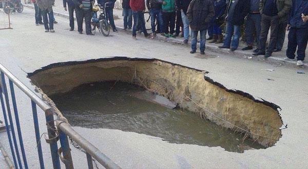 انهيار إسفلت يعطّل حركة المرور بطريق الكورنيش قابس