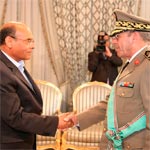 Photo du jour : Moncef Marzouki décore Rachid Ammar des insignes de Grand officier