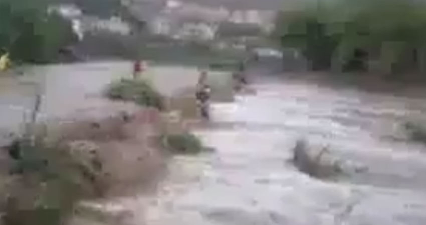 فيديو يحبس الأنفاس..شاب ينقذ فتاتين علقتا وسط السيول