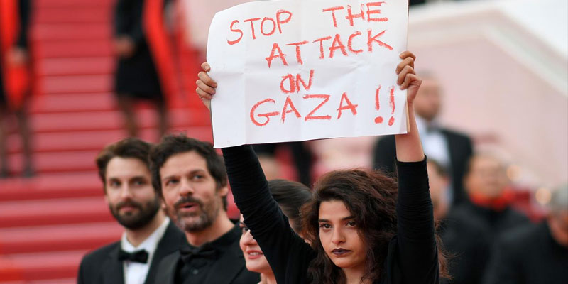 L'actrice libanaise Manal Issa soutient Gaza sur le tapis rouge cannois