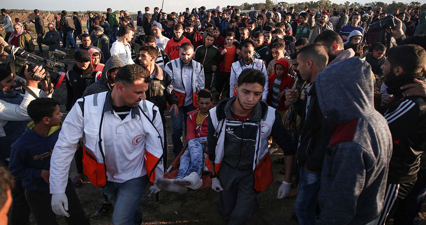 استشهاد فتى فلسطيني وإصابة 40 برصاص الجيش الإسرائيلي شرق غزة