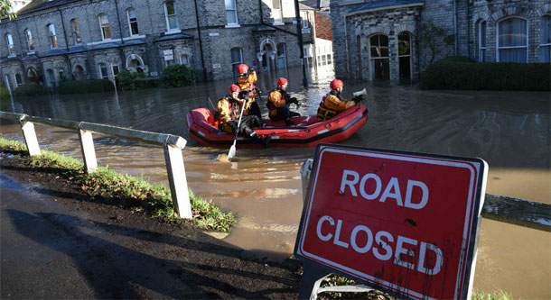 Inondations sans précédent en Grande Bretagne, l’armée se déploie dans les zones affectées