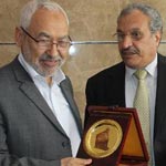 Rached Ghannouchi reçoit le Memorial Shield du salon arabe de la culture