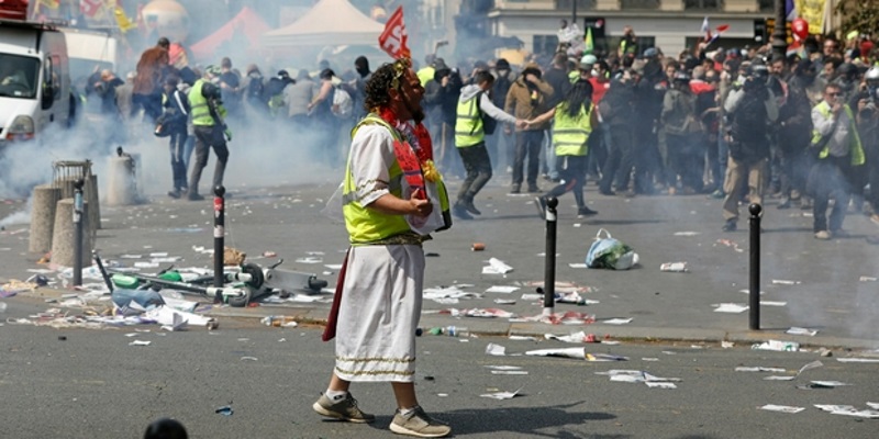 Ambiance tendue à Paris, heurts violents entre les gilets jaunes et la police 