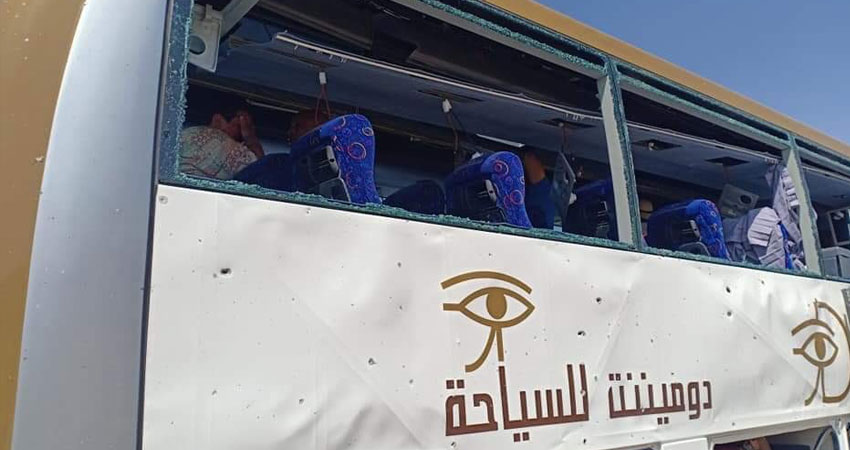  صور.. انفجار يستهدف حافلة سياحية قرب المتحف المصري في الجيزة