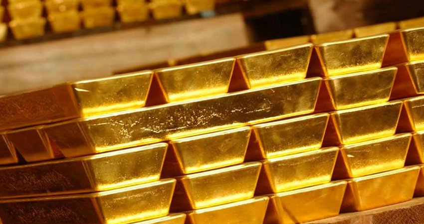 انخفاض الدولار والتوترات التجارية ترفعان أسعار الذهب